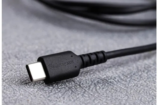 Cả hai sản phẩm đều sử dụng cổng kết nối USB nhưng S24 Ultra vượt trội hơn về tốc độ sạc và truyền dữ liệu