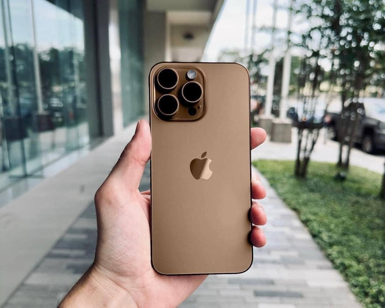 Hình ảnh iPhone 16 Pro với màu 