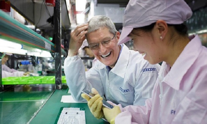 Tim Cook thăm nhà máy Foxconn tại Trung Quốc hồi năm 2014. Ảnh: Apple Insider