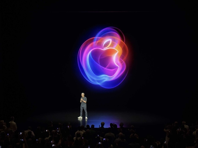 CEO Tim Cook trong sự kiện ra mắt Its Glowtime hôm 9/9 tại nhà hát Steve Jobs. Ảnh: Tuấn Hưng