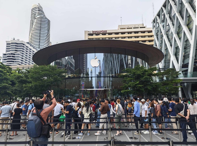 Hàng người xếp lượt trước cửa Apple Store tại trung tâm thương mại Center World (Thái Lan)