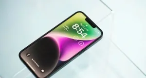 iphone se 4 loi chia tay cua apple voi cong nghe man hinh lcd1725530509