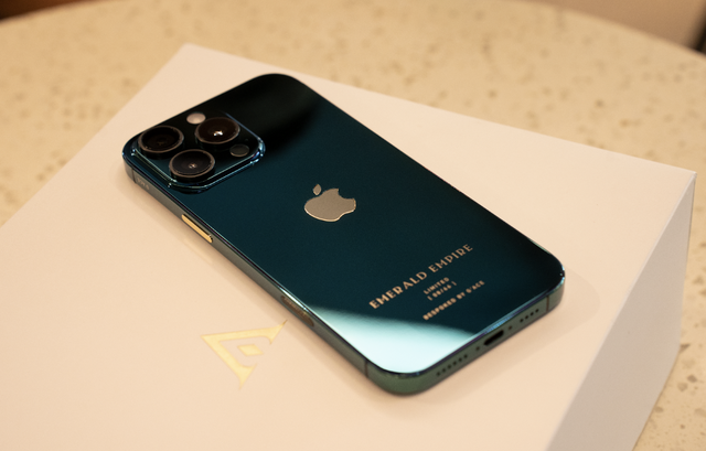 Can canh iPhone 16 Pro Max Emerald Empire do nghe