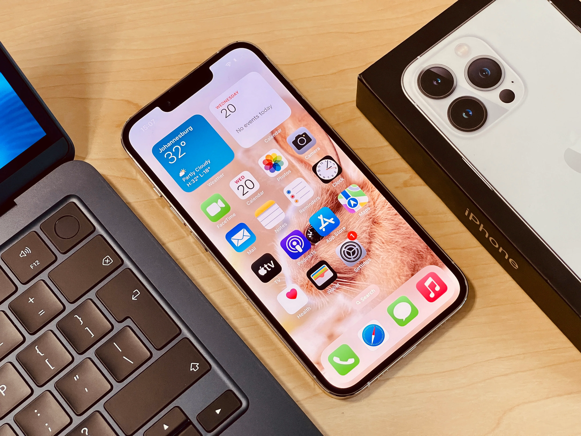 Bộ đôi iPhone 12, 13 giảm giá sâu còn 10-11 triệu- Ảnh 2.